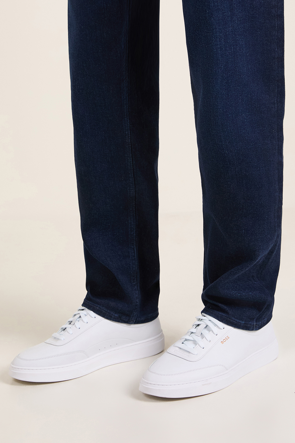 תמונת כל הלוק של נעלי סניקרס